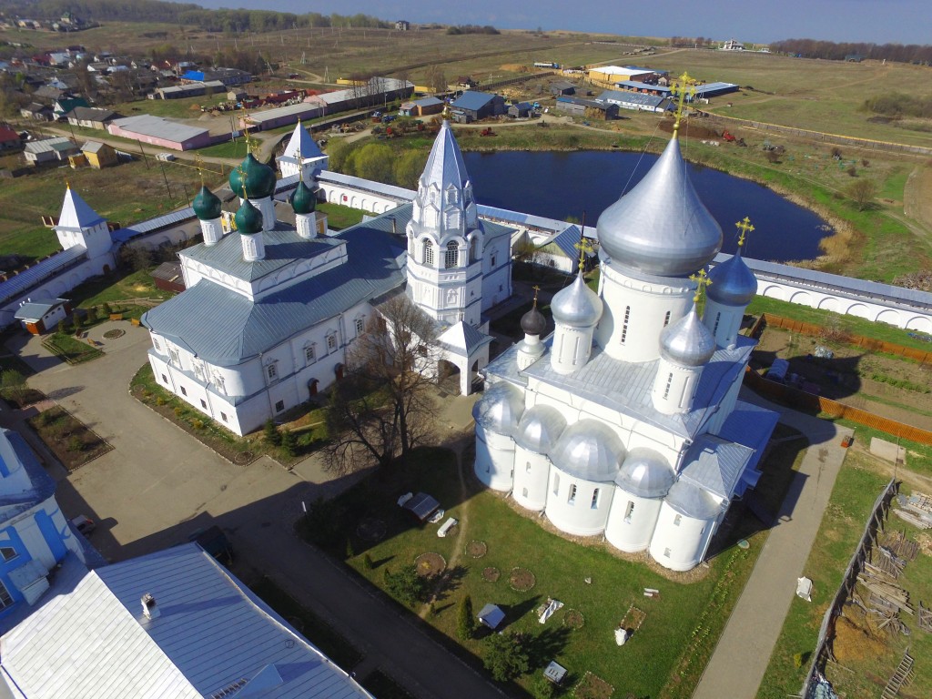 Никитский монастырь, Никитская Слобода (Переславский район и г. Переславль-Залесский, Ярославская область). фасады, Вид с северо-востока на Благовещенский храм и Никитский собор, фото с квадрокоптера