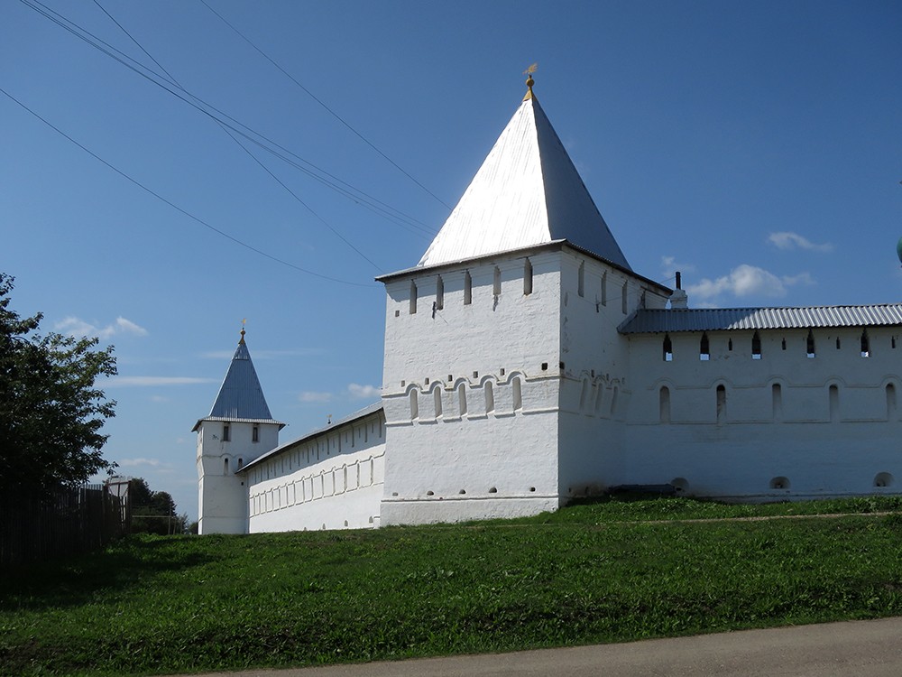Переславль-Залесский. Никитский монастырь. фасады, Южная и юго-восточная (на переднем плане) башни.