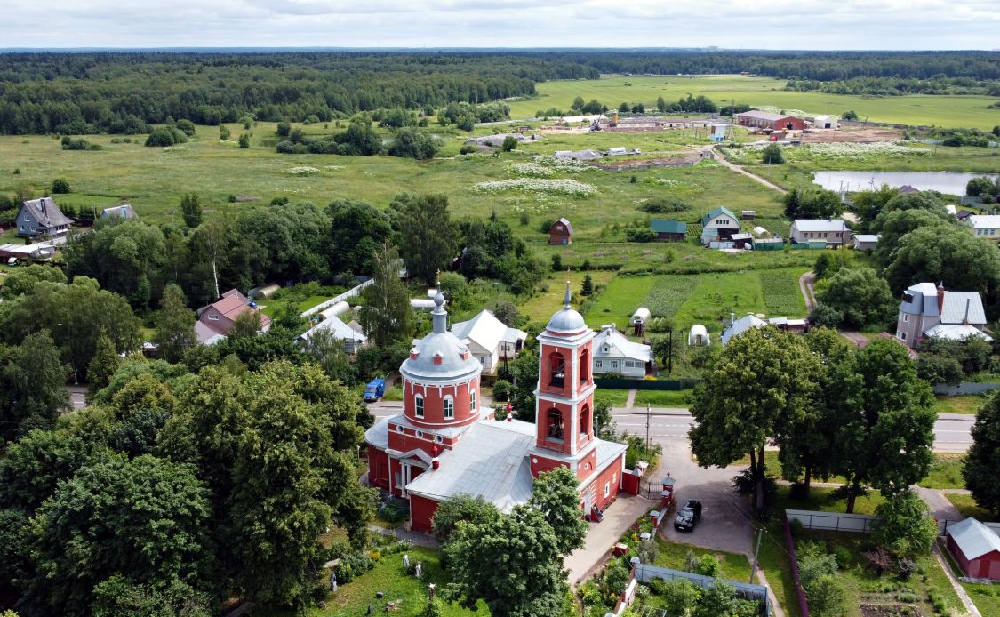Церковь Вознесения Господня, Рахманово (Пушкинский район и гг. Ивантеевка, Королёв, Московская область). общий вид в ландшафте