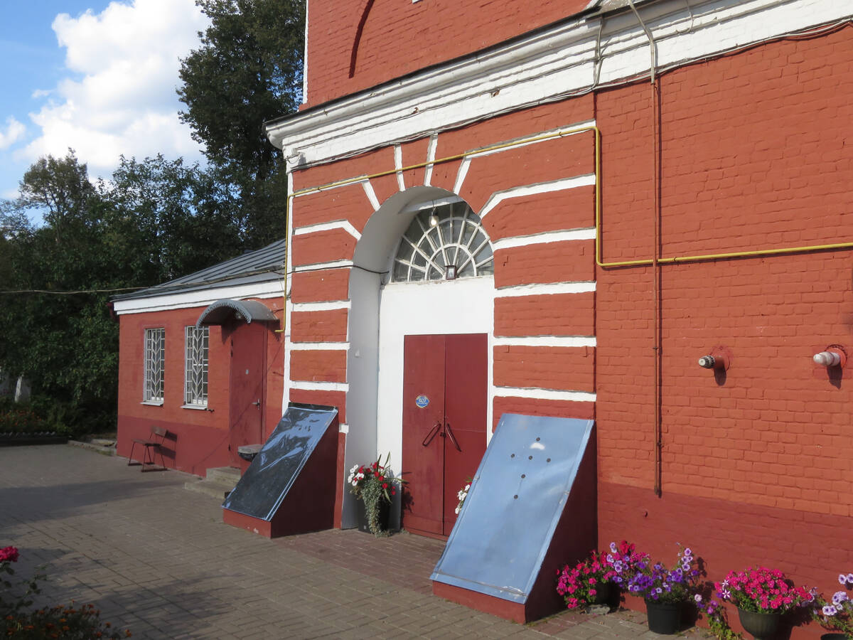Церковь Вознесения Господня, Рахманово (Пушкинский район и гг. Ивантеевка, Королёв, Московская область). архитектурные детали, Западный вход в храм