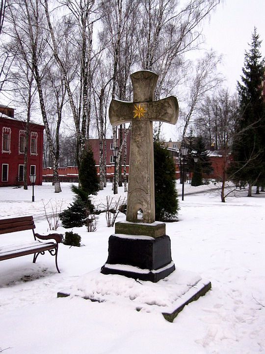 Горки Ленинские, пос. санатория. Крестовоздвиженский Иерусалимский монастырь. дополнительная информация, Крест, установленный в память об усопших благочестивых настоятельницах обители.