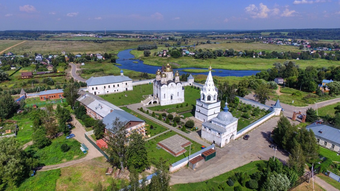 Можайск. Лужецкий Ферапонтов монастырь. общий вид в ландшафте