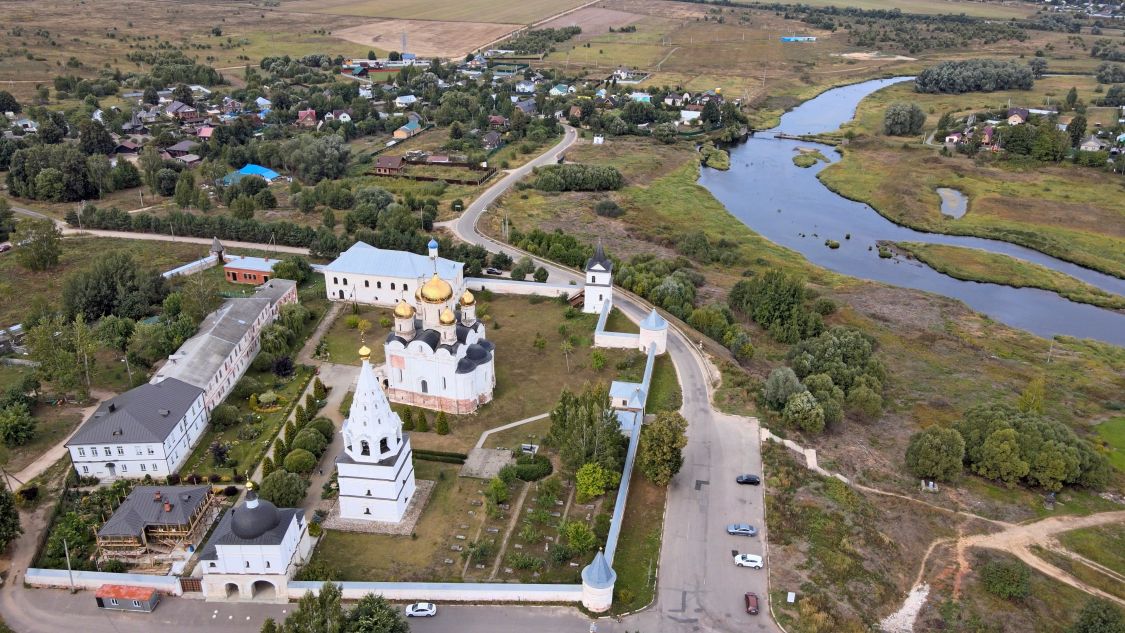 Можайск. Лужецкий Ферапонтов монастырь. общий вид в ландшафте