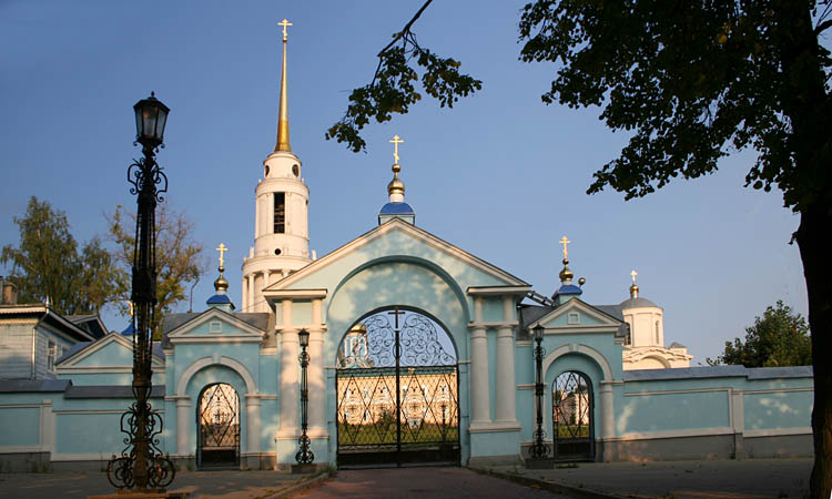 Задонск. Задонский Рождество-Богородицкий мужской монастырь. дополнительная информация, Западные ворота монастыря