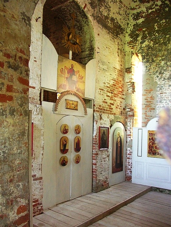 Церковь Рождества Христова, Юркино (Истринский городской округ и ЗАТО Восход, Московская область). интерьер и убранство, вид через щель в двери