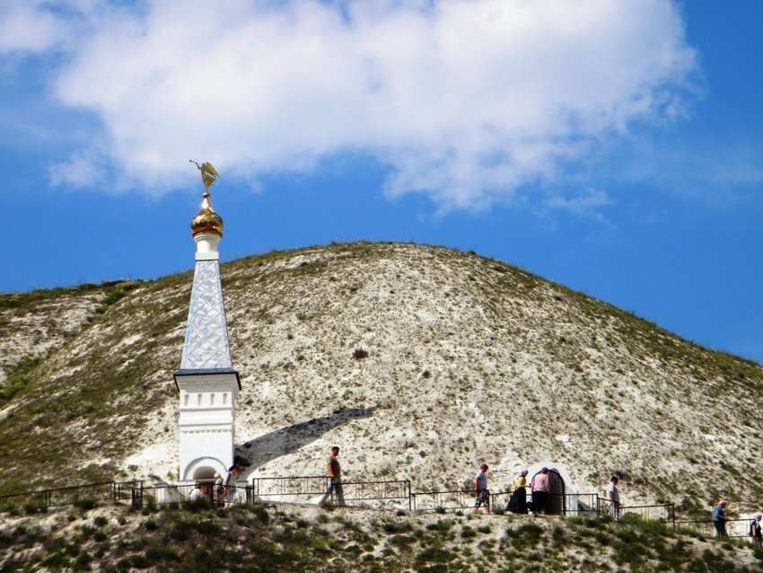 Костомарово. Костомаровский Спасский монастырь. общий вид в ландшафте, Кельи монахов-затворников