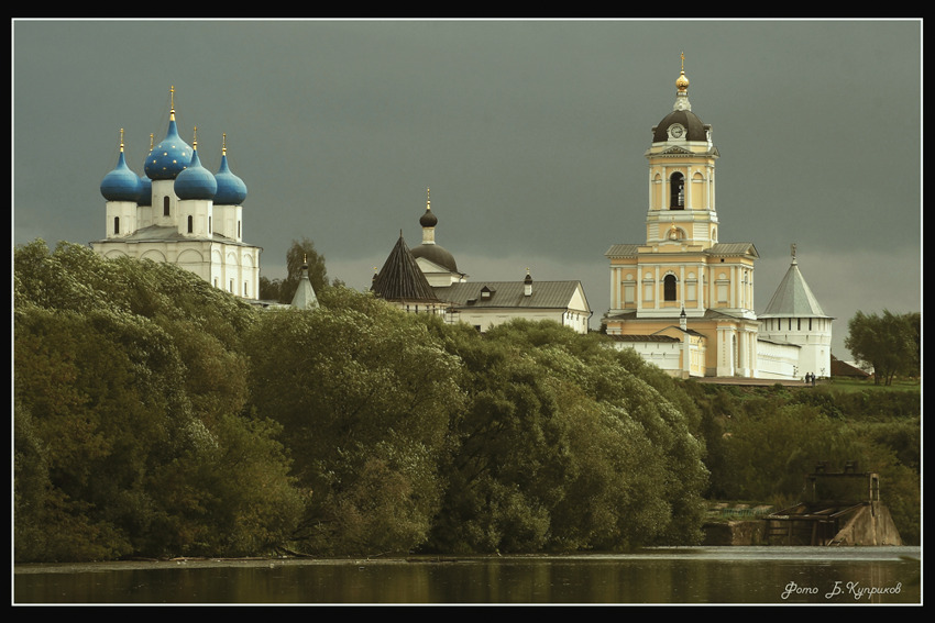 Серпухов. Высоцкий монастырь. общий вид в ландшафте, Вид на монастырь со стороны р.Нары