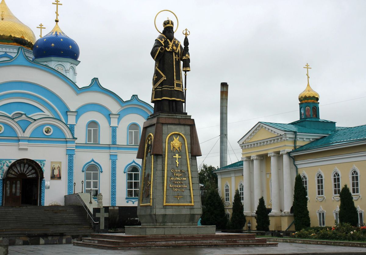 Задонск. Задонский Рождество-Богородицкий мужской монастырь. дополнительная информация, Памятник святителю Тихону Задонскому. Скульптор — И.П. Дикунов, 2005 год.