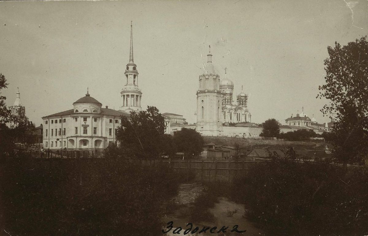 Фотография с видом Задонского Рождество-Богородицкого монастыря. Фотография 1900-х гг., архивная фотография. Задонский Рождество-Богородицкий мужской монастырь, Задонск (Задонский район, Липецкая область)