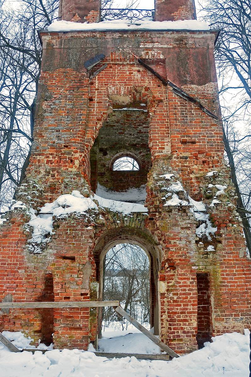 Фрагмент полуразрушенной колокольни храма., архитектурные детали. Церковь Рождества Христова, Юркино (Истринский городской округ и ЗАТО Восход, Московская область)