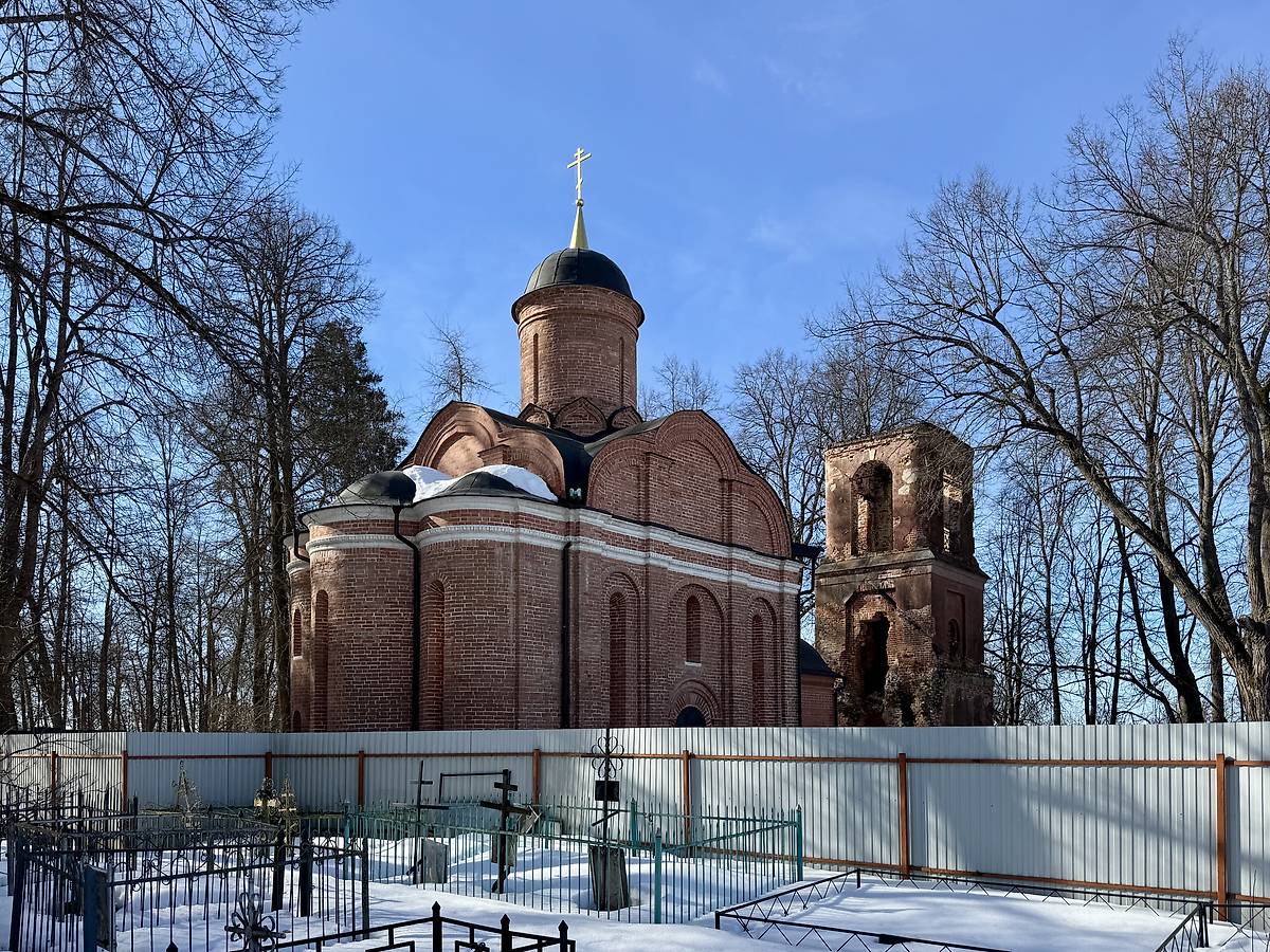 Вид с северо-востока с кладбища, фасады. Церковь Рождества Христова, Юркино (Истринский городской округ и ЗАТО Восход, Московская область)