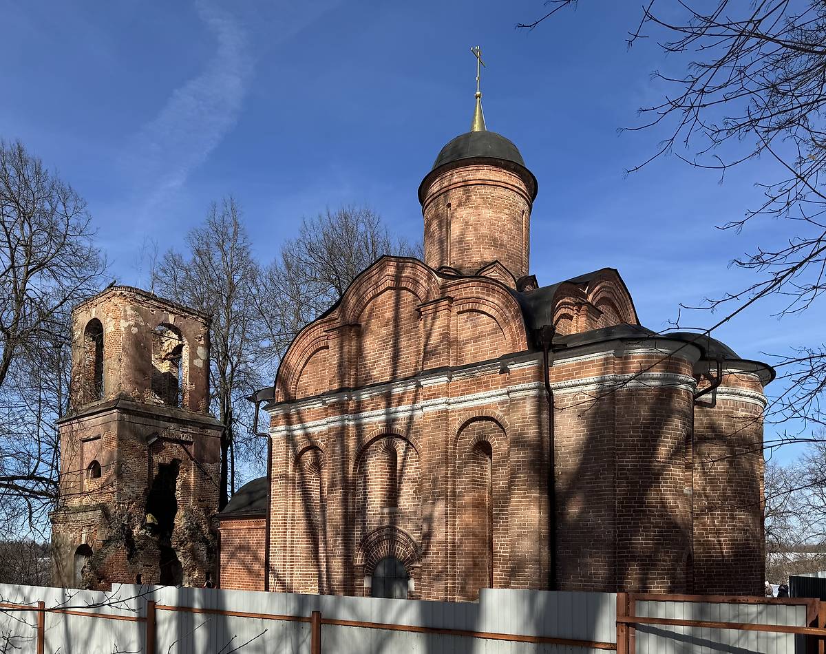 Вид с юго-востока с кладбища, фасады. Церковь Рождества Христова, Юркино (Истринский городской округ и ЗАТО Восход, Московская область)