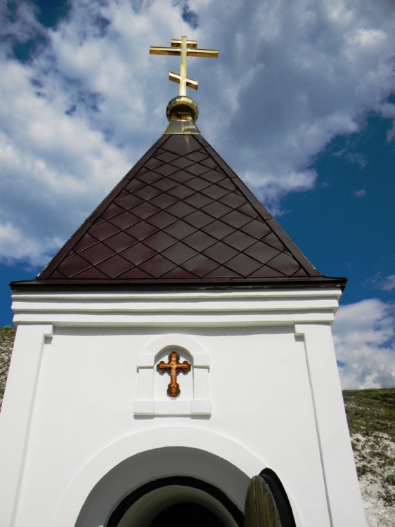 Костомаровский Спасский монастырь, Костомарово (Подгоренский район, Воронежская область). фасады, . Здесь находится известная на всю Россию пещера Покаяния - до революции в ней совершалось Таинство исповеди.