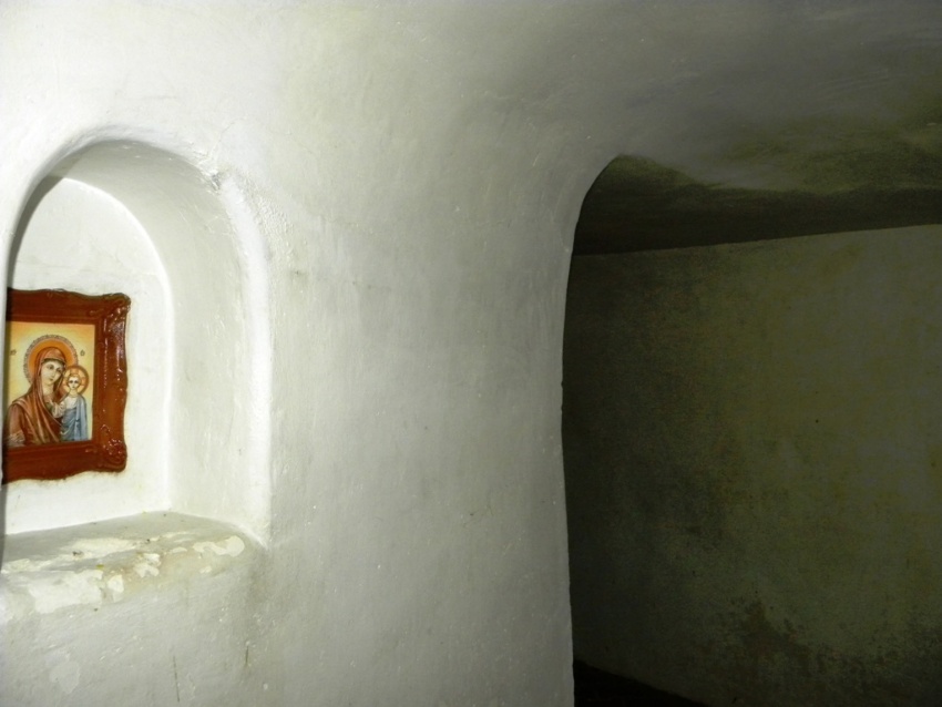 Костомаровский Спасский монастырь, Костомарово (Подгоренский район, Воронежская область). интерьер и убранство, Самая длинная из пещер - пещера Покаяния. В её стены вмурованы небольшие, но очень искусно сделанные керамические иконы, которым влага нипочём- до революции в ней совершалось Таинство исповеди.