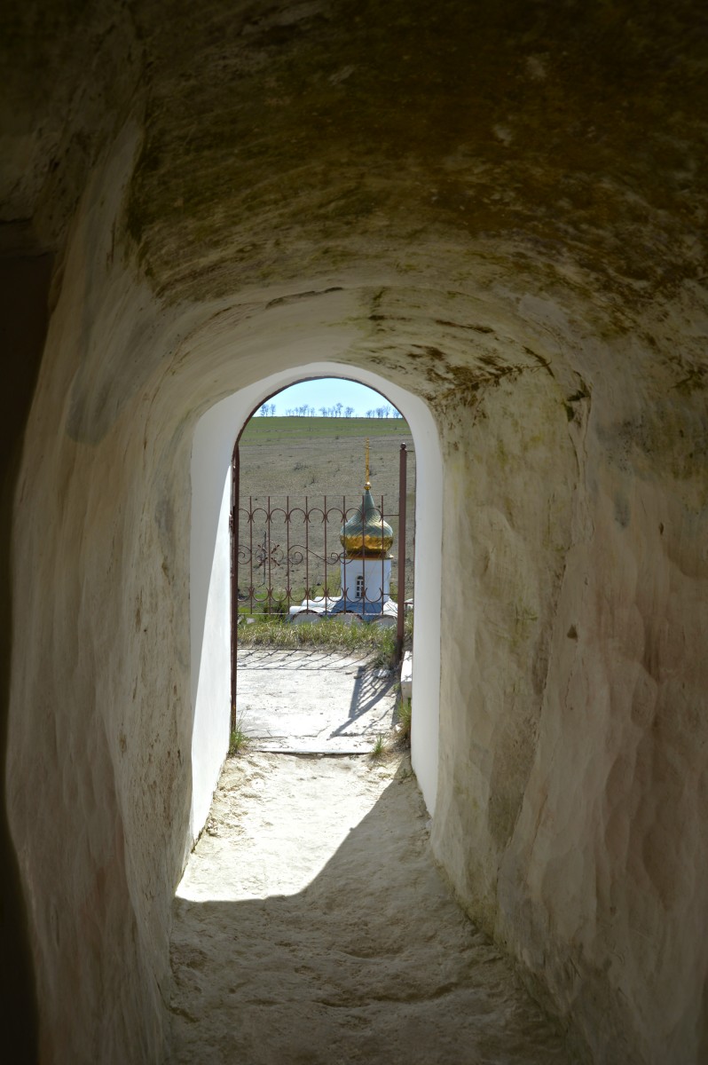 Костомаровский Спасский монастырь, Костомарово (Подгоренский район, Воронежская область). архитектурные детали, Вид на храм из пещерной кельи