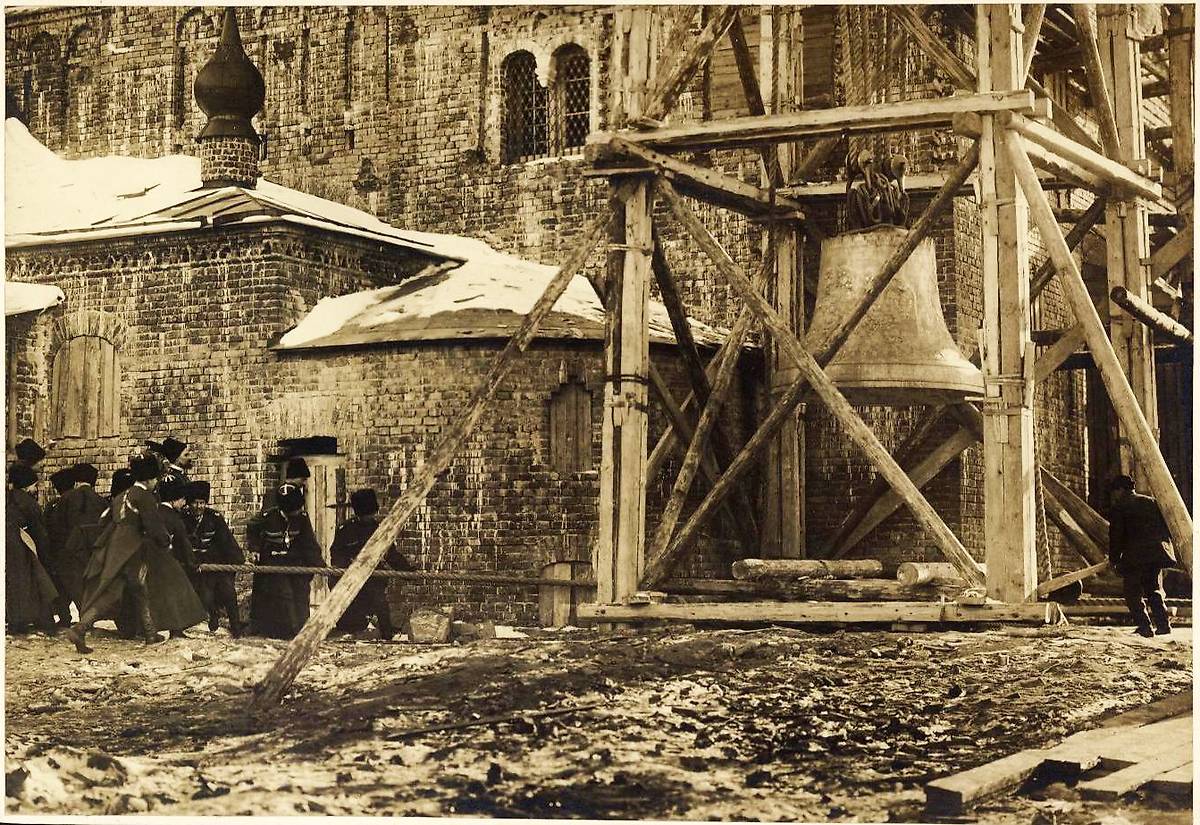 Подъём колокола на звонницу собора. Фото 1912 г. из приходского архива, архивная фотография. Собор Феодоровской иконы Божией Матери в Царском Селе, Пушкин (Царское Село) (Санкт-Петербург, Пушкинский район, г. Санкт-Петербург)