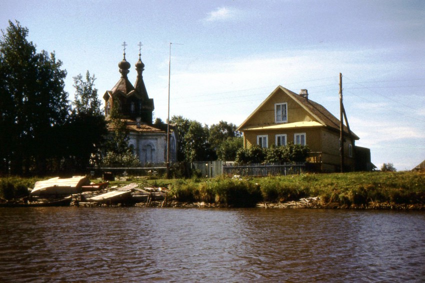 Церковь Илии Пророка, Чёрное (Кировский район, Ленинградская область). общий вид в ландшафте