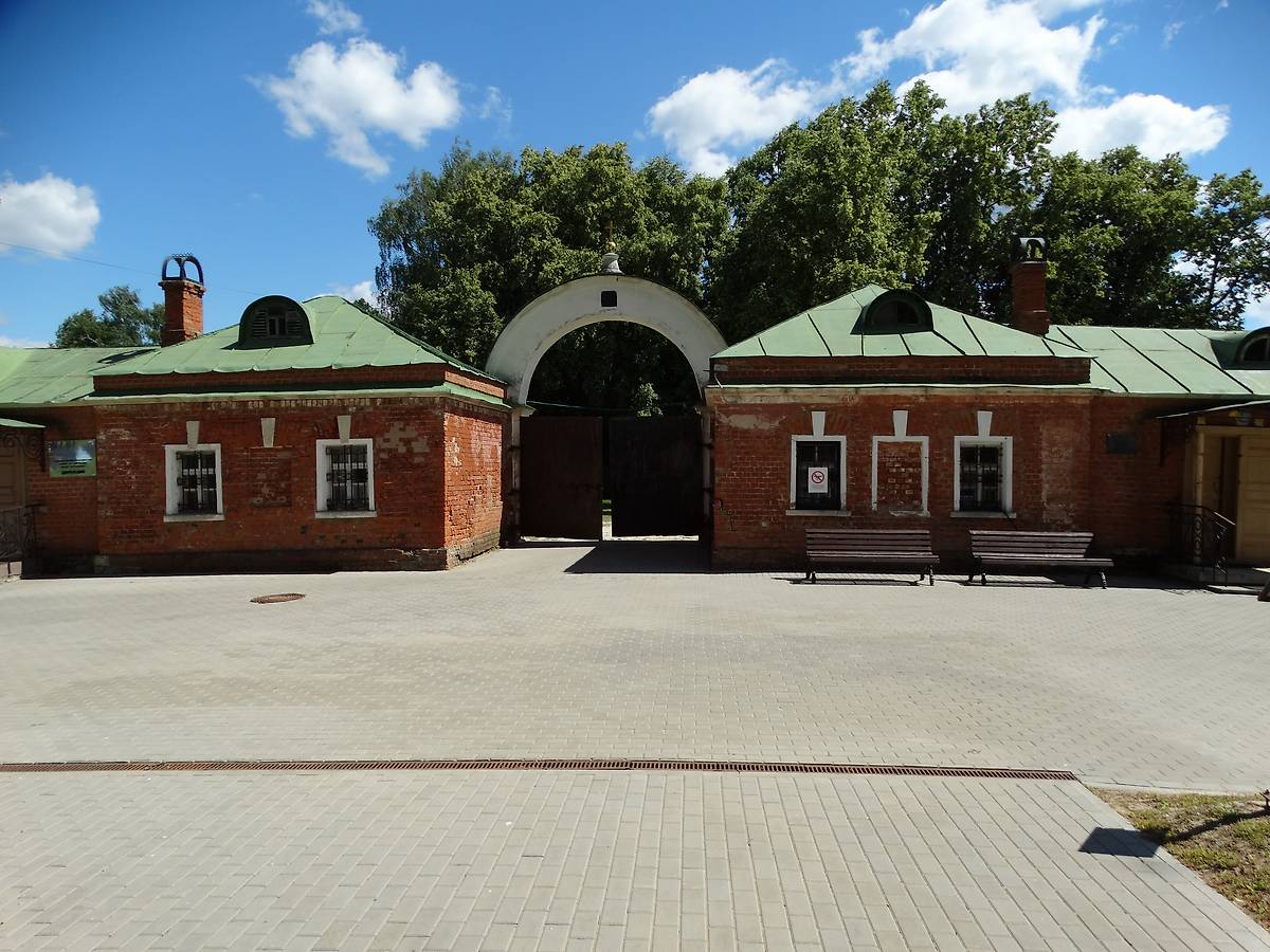 Вход в монастырь в юго-западной стене ограды с привратными сторожками., архитектурные детали. Спасо-Бородинский монастырь, Семёновское (Бородинского с/о) (Можайский городской округ, Московская область)
