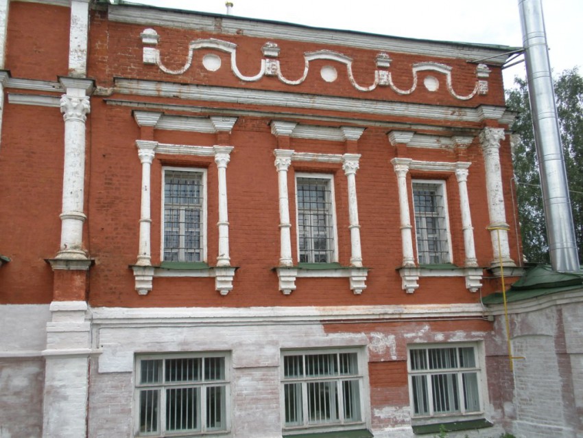 Церковь Смоленской иконы Божией Матери, Софрино, село (Пушкинский район и гг. Ивантеевка, Королёв, Московская область). архитектурные детали, Фрагмент западного фасада