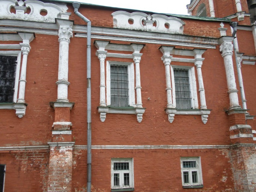 Церковь Смоленской иконы Божией Матери, Софрино, село (Пушкинский район и гг. Ивантеевка, Королёв, Московская область). архитектурные детали, Средняя часть, вид с севера