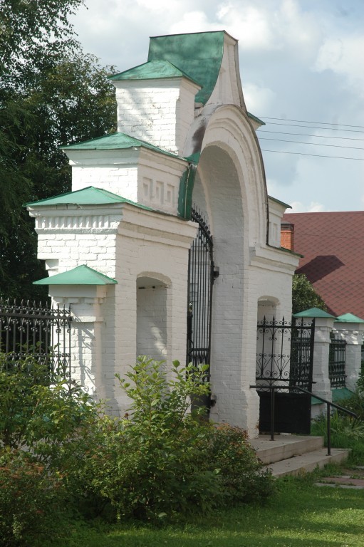 Церковь Смоленской иконы Божией Матери, Софрино, село (Пушкинский район и гг. Ивантеевка, Королёв, Московская область). дополнительная информация, Софрино, село. Церковь Смоленской иконы Божией матери. Ворота ограды