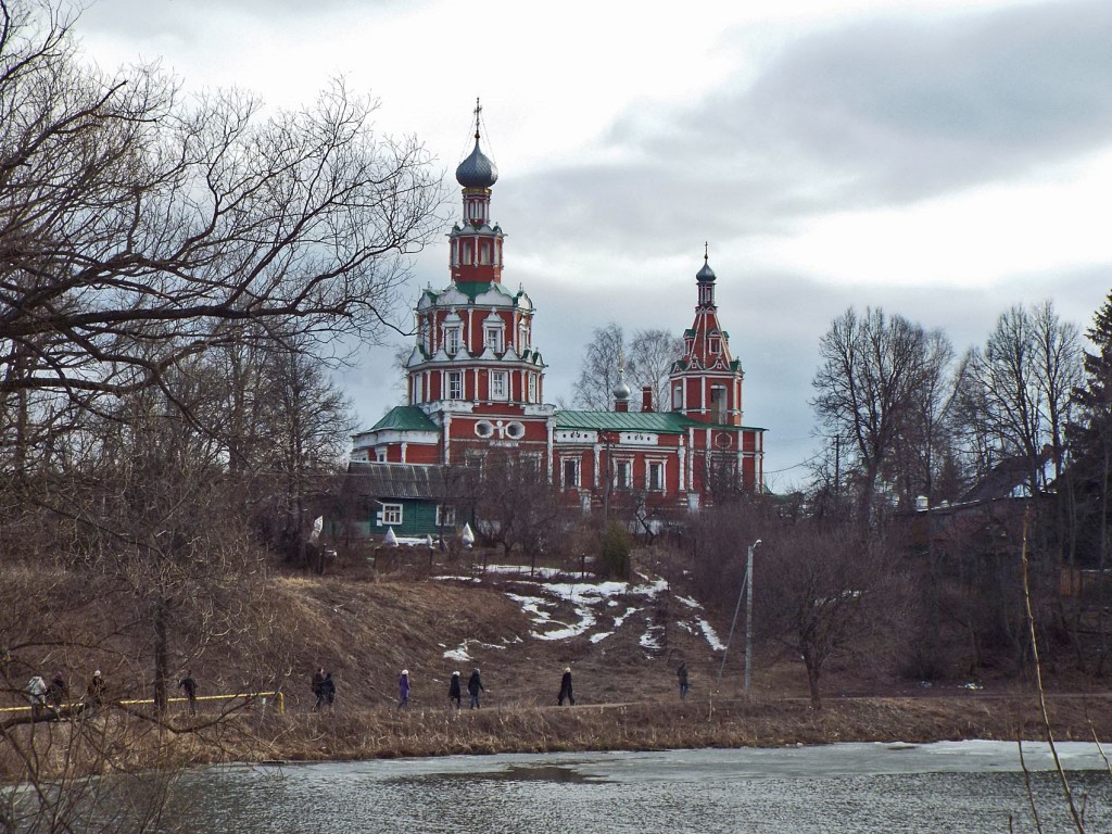 Церковь Смоленской иконы Божией Матери, Софрино, село (Пушкинский район и гг. Ивантеевка, Королёв, Московская область). общий вид в ландшафте