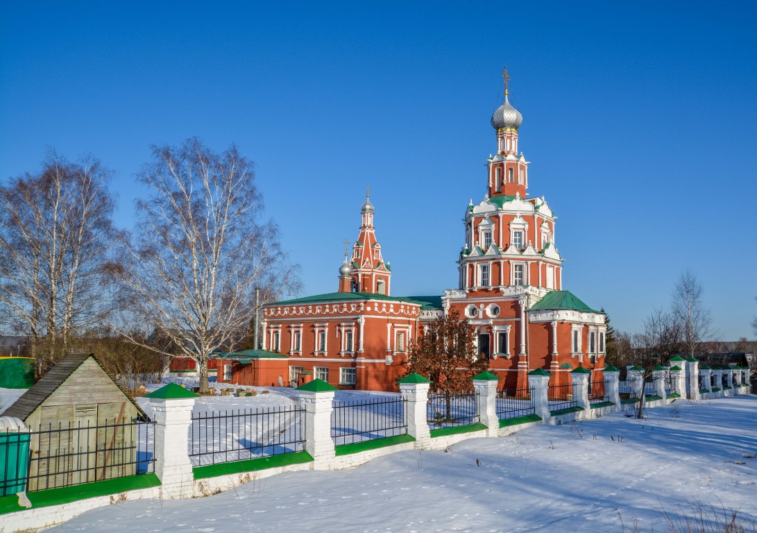 Софрино, село. Церковь Смоленской иконы Божией Матери. общий вид в ландшафте