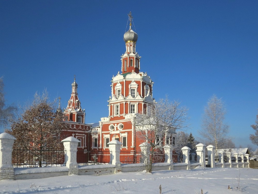 Софрино, село. Церковь Смоленской иконы Божией Матери. общий вид в ландшафте