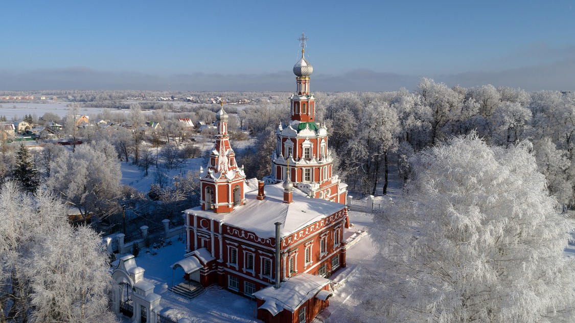 Софрино, село. Церковь Смоленской иконы Божией Матери. общий вид в ландшафте