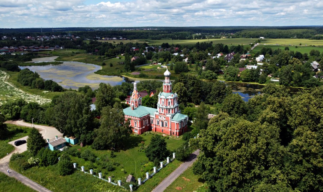 Церковь Смоленской иконы Божией Матери, Софрино, село (Пушкинский район и гг. Ивантеевка, Королёв, Московская область). общий вид в ландшафте