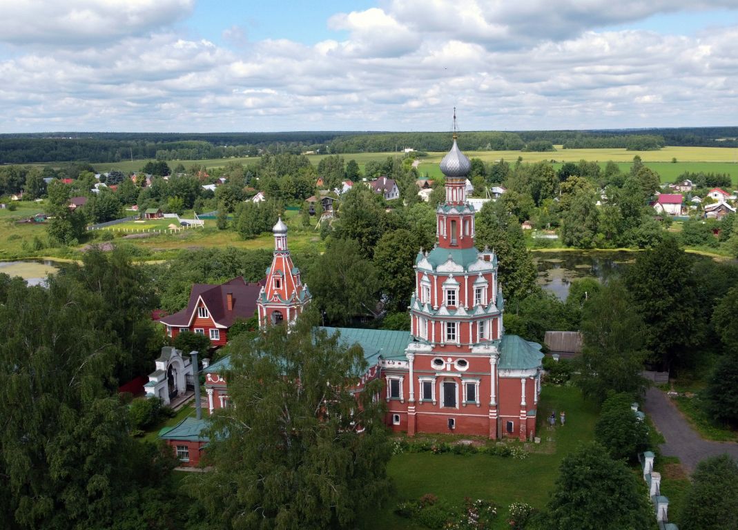 Софрино, село. Церковь Смоленской иконы Божией Матери. общий вид в ландшафте