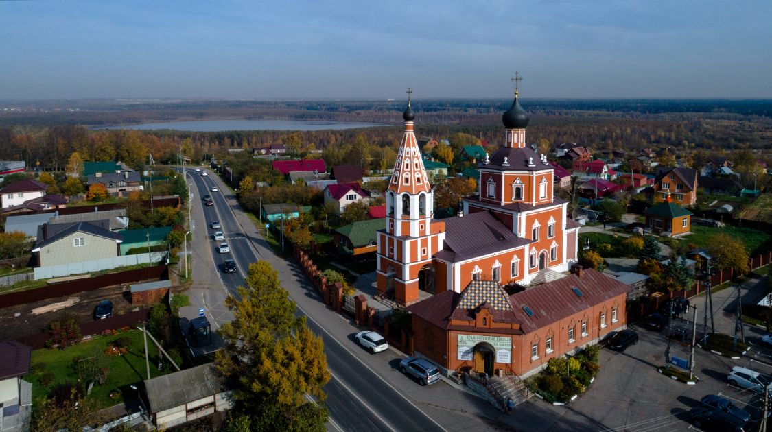 Озерецкое. Церковь Николая Чудотворца. общий вид в ландшафте