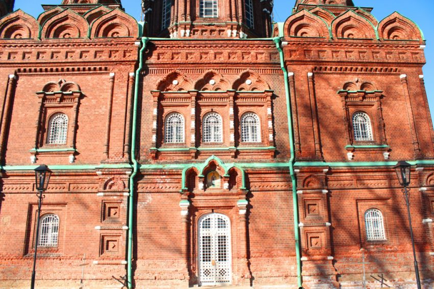 Церковь Покрова Пресвятой Богородицы, Черкизово (Пушкинский район и гг. Ивантеевка, Королёв, Московская область). архитектурные детали, Фрагмент южного фасада основного объема храма