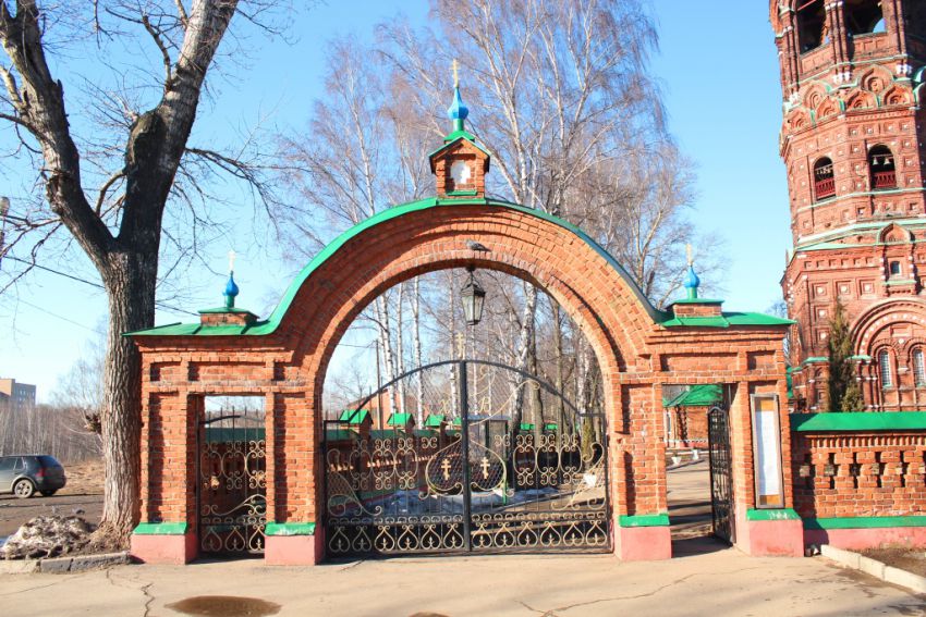 Церковь Покрова Пресвятой Богородицы, Черкизово (Пушкинский район и гг. Ивантеевка, Королёв, Московская область). дополнительная информация, Ограда храма строилась на средства прихожан с 1903 по 1953 годы.