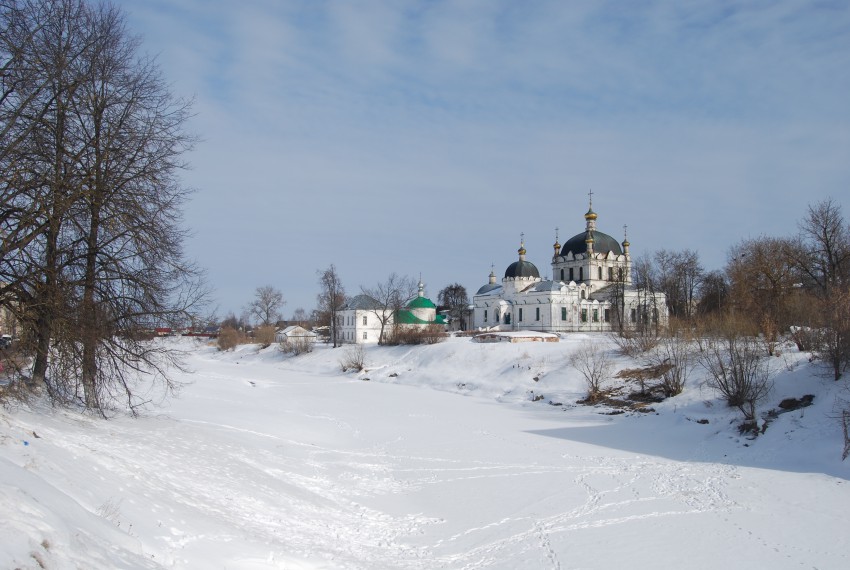 Гагарин. Собор Благовещения Пресвятой Богородицы. общий вид в ландшафте, Зима. Вид через р. Гжать