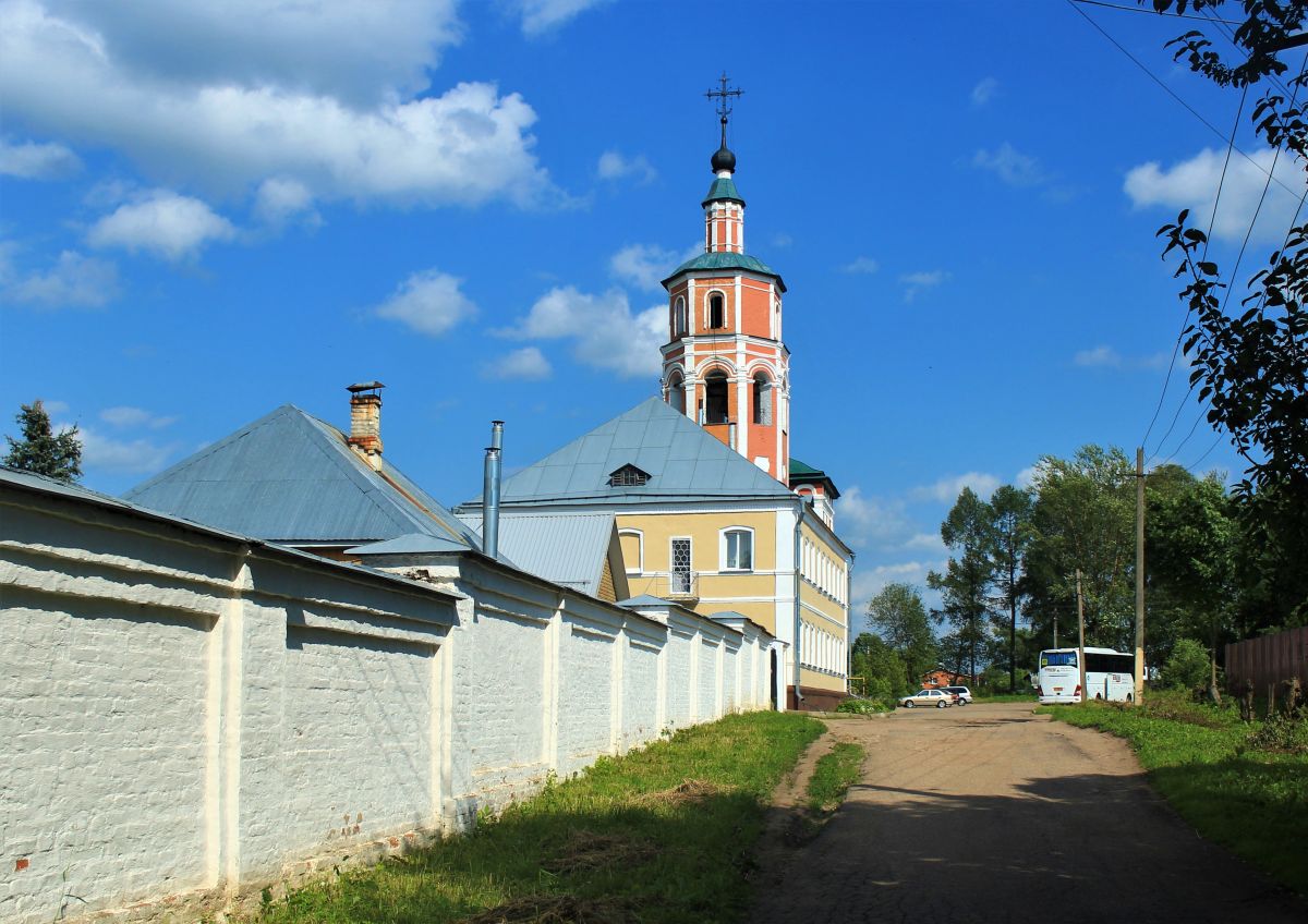 Монастырь Иоанна Предтечи, Вязьма (Вяземский район, Смоленская область). архитектурные детали, Монастырская ограда по ул. еп. Макария и Вознесенская церковь