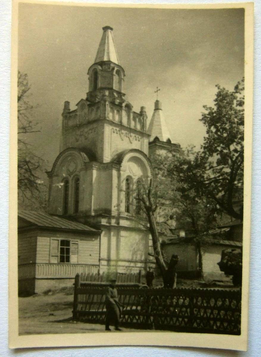 Вид на колокольню с дороги. Фото 1941 г. с аукциона e-bay.de, архивная фотография. Спасо-Преображенский мужской монастырь, Рославль (Рославльский район, Смоленская область)
