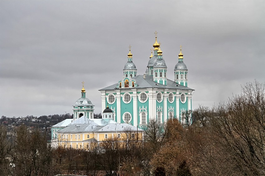Смоленск. Кафедральный собор Успения Пресвятой Богородицы. общий вид в ландшафте