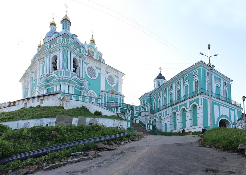 Кафедральный собор Успения Пресвятой Богородицы, Смоленск (Смоленск, город, Смоленская область). фасады, Вид с запада. Справа малый Богоявленский собор