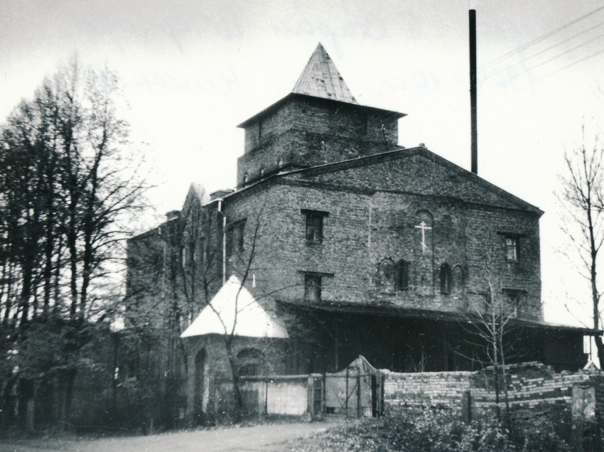 Петергоф. Церковь Серафима Саровского. архивная фотография