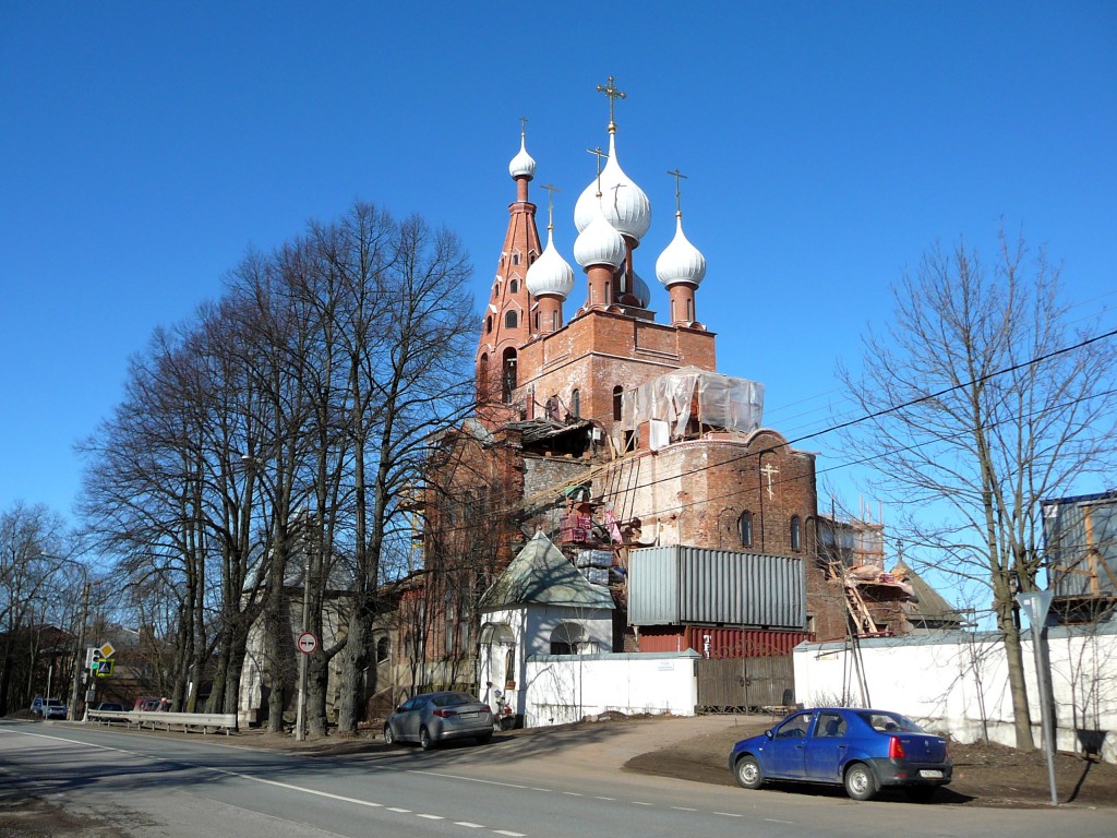 Петергоф. Церковь Серафима Саровского. общий вид в ландшафте, Вид с юго-востока (с Ораниенбаумского шоссе)