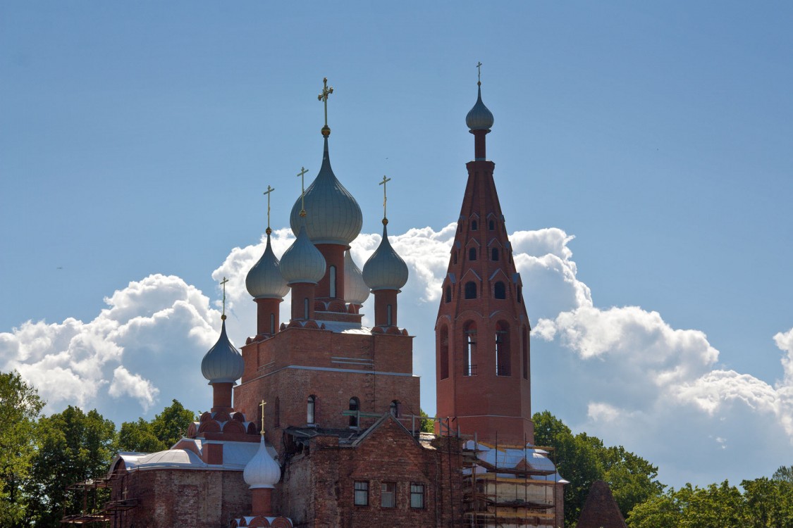Петергоф. Церковь Серафима Саровского. общий вид в ландшафте