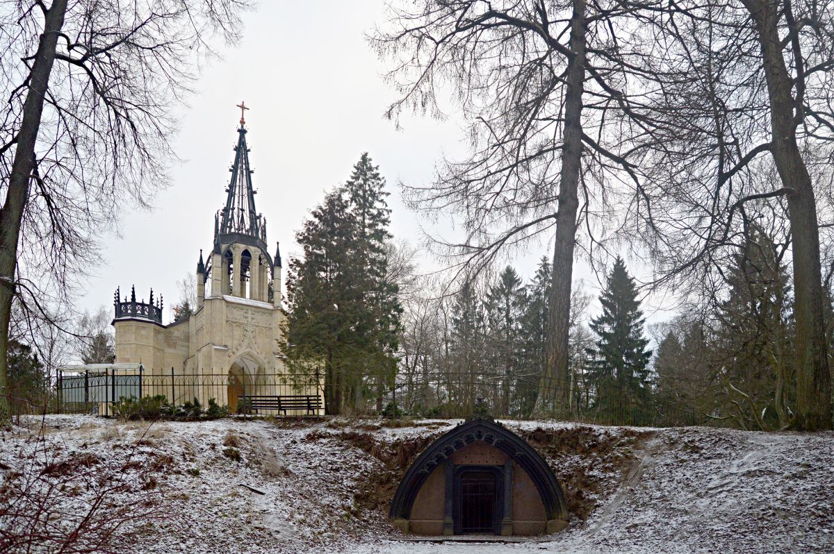 Церковь Петра и Павла в Парголове, Выборгский район (Санкт-Петербург, г. Санкт-Петербург). дополнительная информация, Общий вид на храм с гротом
