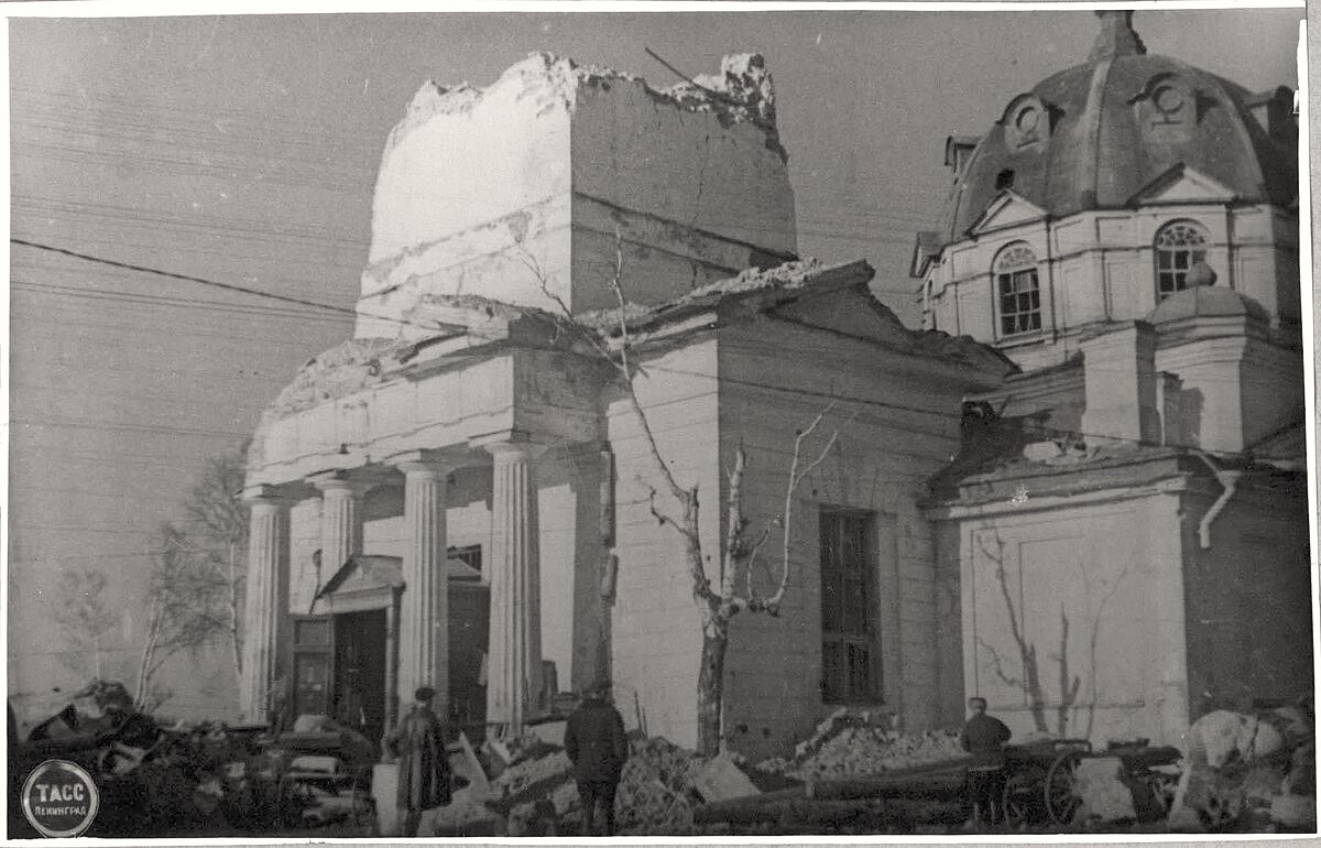 Церковь во имя Святого Александра Невского в Усть-Ижоре, разрушенная артиллерийским обстрелом врага. Апрель 1942 г. Автор: Капустин Владимир Илларионович. ЦГАКФФД: Ар 181981 Фотохроника Лен. ТАСС ; № 41161 от 18 марта 1944 г., архивная фотография. Церковь Александра Невского в Усть-Ижоре, Усть-Ижора (Санкт-Петербург, Колпинский район, г. Санкт-Петербург)