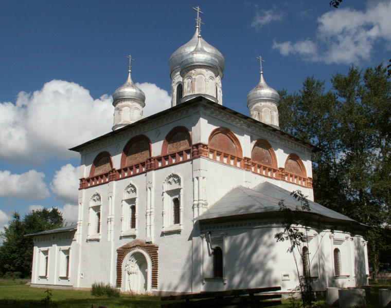 Старая Русса. Церковь Троицы Живоначальной. фасады