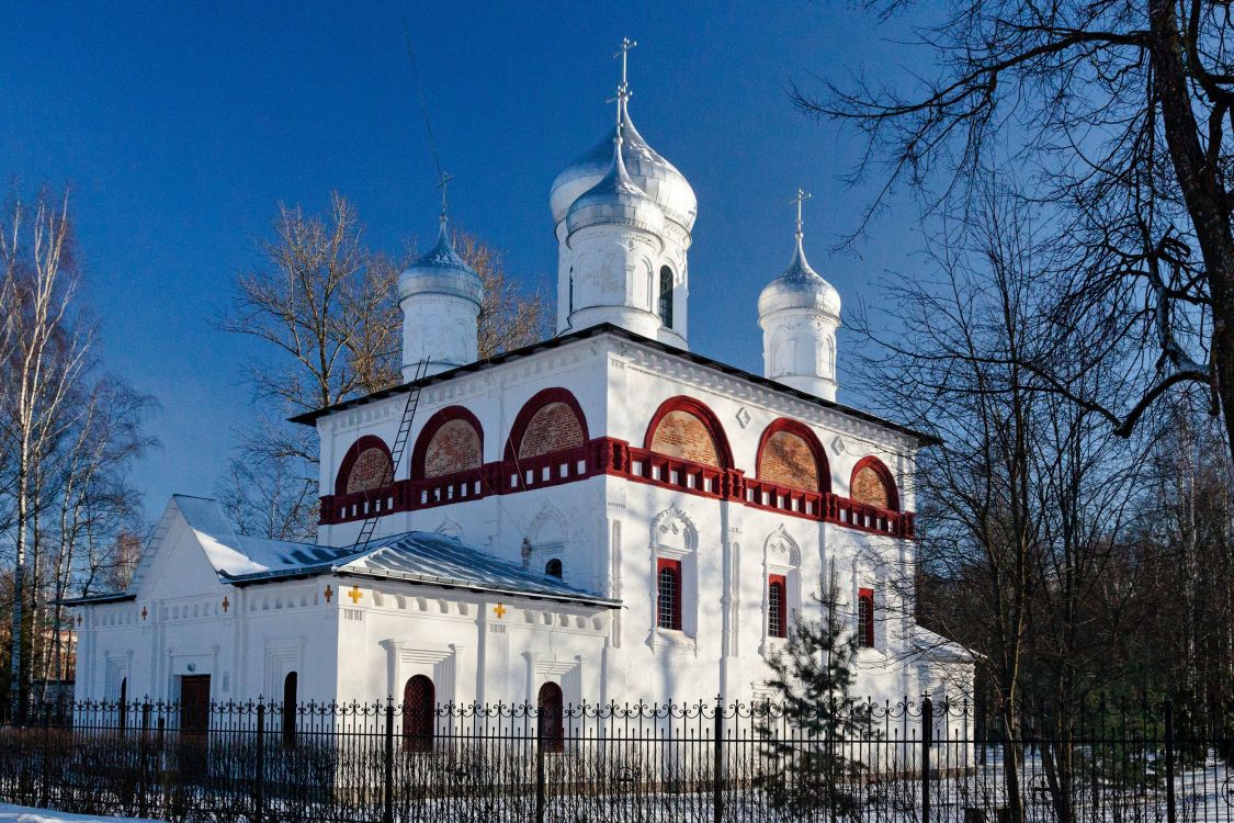 Старая Русса. Церковь Троицы Живоначальной. фасады