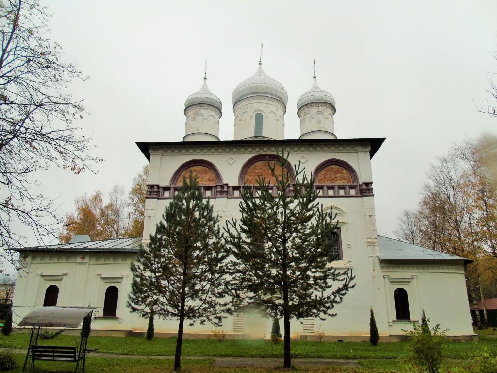 Старая Русса. Церковь Троицы Живоначальной. фасады