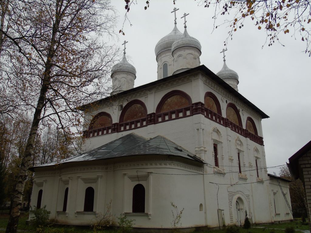 Старая Русса. Церковь Троицы Живоначальной. фасады