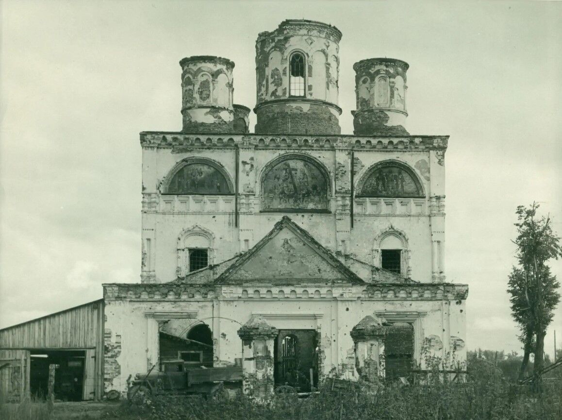 Церковь Троицы Живоначальной, Старая Русса (Старорусский район, Новгородская область). архивная фотография, Фото 1948 г. Источник:https://novgorod-iss.kamiscloud.ru/entity/OBJECT/34110