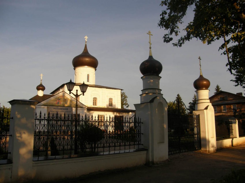 Церковь Георгия Победоносца, Старая Русса (Старорусский район, Новгородская область). дополнительная информация, Храм на закате